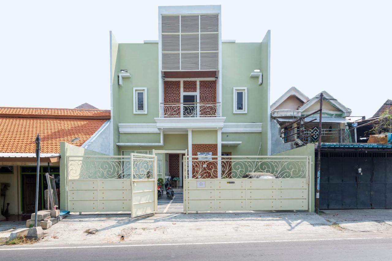 Oyo 3706 Griya Tentrem Syariah Lamongan Exteriör bild